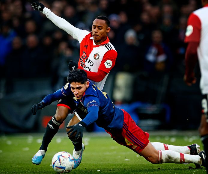 Igor Paixão vloert Edson Alvarez.