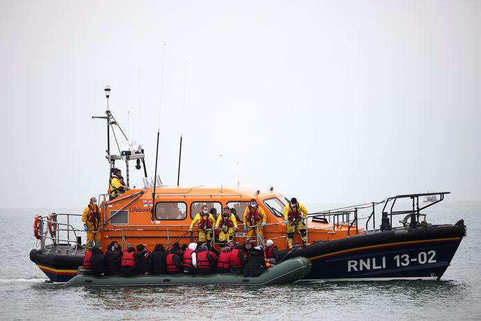 In het Britse Dungeness onderschept de kustwacht het zoveelste gammele rubberbootje met migranten.