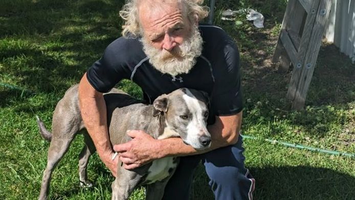 Brandon Garrett met zijn redder in nood, hond Blue.