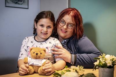 Amely (5!) loodst ambulance koelbloedig naar haar bewusteloze moeder