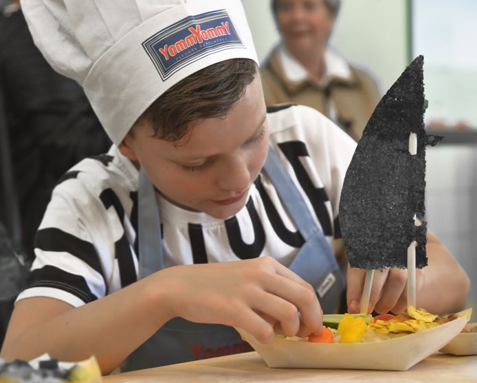 Sam Groothedde van de Kinderkooktuin maakt zijn 'sushi in een bootje' af.