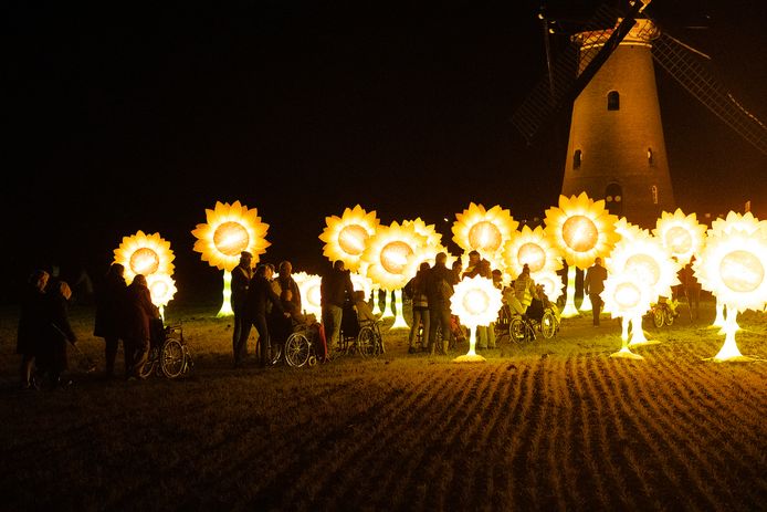 Bewoners van zorgcentra in Nuenen genoten van het testevent van Glow. Tal van verlichte zonnebloemen stonden rond de molen opgesteld.