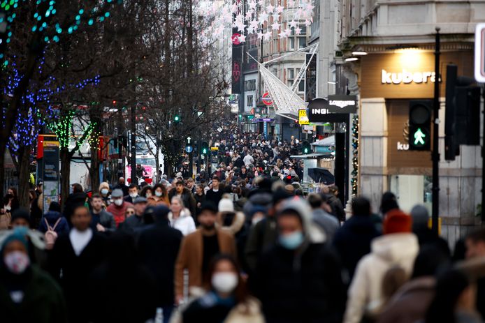 Shoppers vandaag in Oxford Street in Londen.