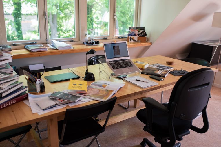 Thuiswerkplek in Spierdijk. ‘Zie thuiswerken niet als een mogelijkheid om te bezuinigen op kantoorruimte', zegt Wim Pullen van de TU Delft.  Beeld Sabine van Wechem