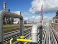 Pijpleidingen op het terrein van Shell Moerdijk. Shell transporteert onder meer via de Delta Corridor grondstoffen voor plastics naar het achterland en andere havens.