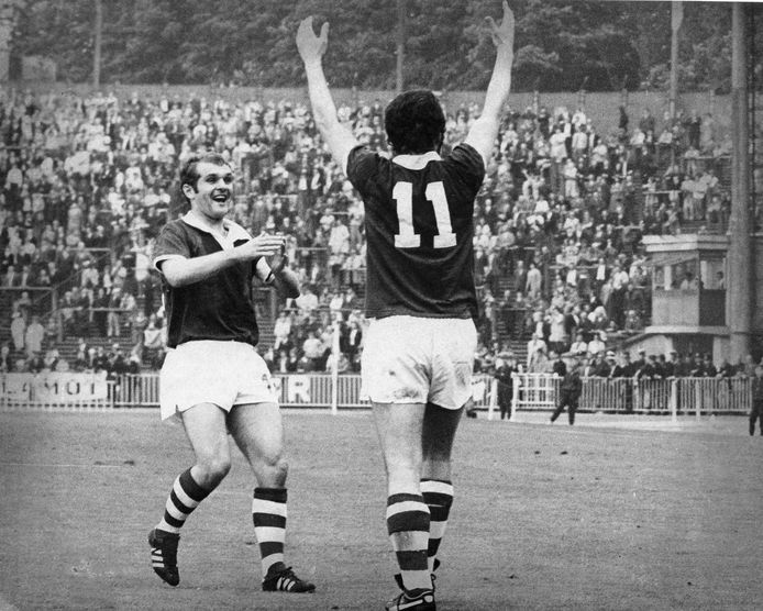 Beerschot wint de beker in 1971. Jan Verheyen juicht met Lothar Emmerich in de finale tegen STVV.