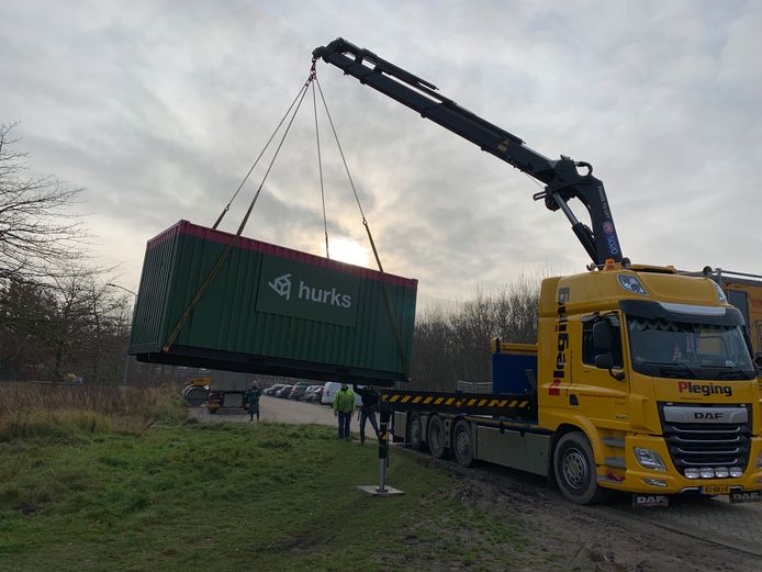 De Stichting Stadsakkers in Eindhoven kreeg een afsluitbare zeecontainer van de 105-jarige bouwer Hurks. Daar komt de tractor van de vrijwillige tuinders in te staan, aan de Castiliëlaan.