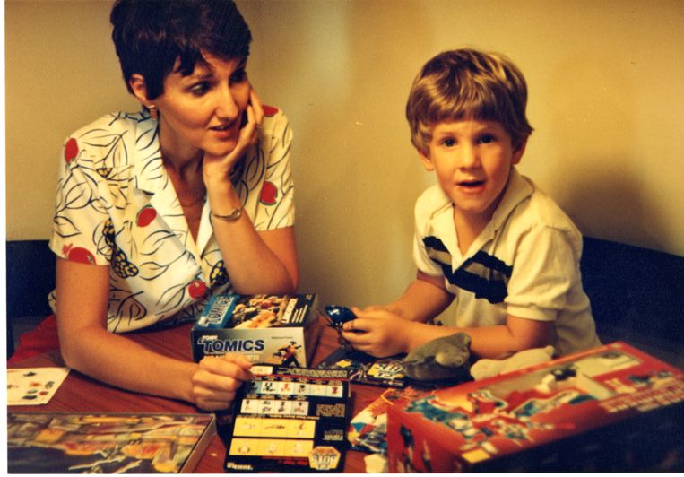 Sue Klebold en haar zoon Dylan op zijn vijfde verjaardag Beeld Prive Foto