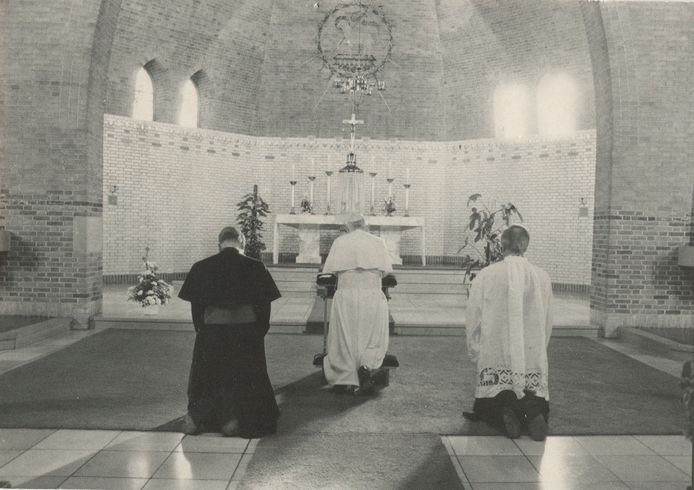 Paus Johannes Paulus II knielt in eerbied voor het altaar in de Kapel van Onze Lieve Vrouw ter Eem aan de Daam Fockemalaan. In mei 1985 bracht de paus een bezoek aan ons land. Hij overnachtte toen in Amersfoort.