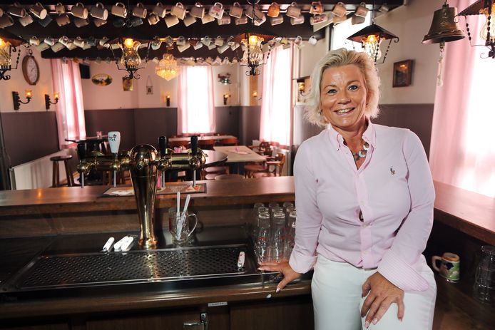 Eigenaresse Nathalie Vial blaast café Moskes in Meersel-Dreef nieuw leven in, onder een nieuwe naam: FF Thuis bij Moskes.