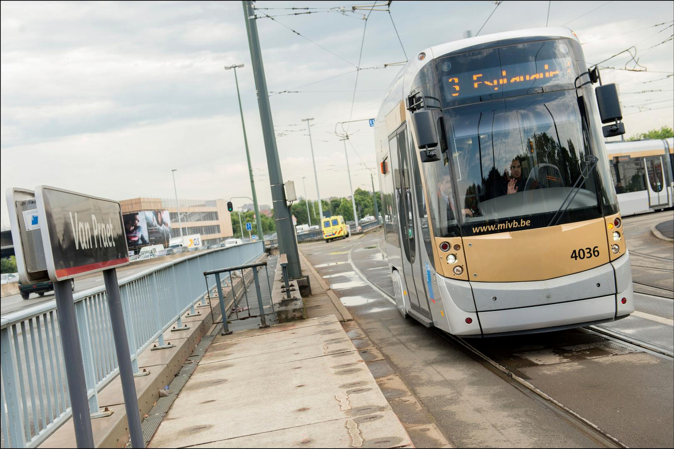 La circulation sur les lignes 3 et 7 ont été brièvement interrompues suite à un accident entre un tram et un camion à Laeken (illustration).