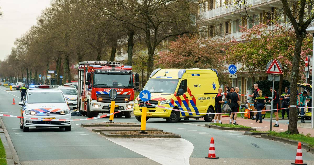Scooterbestuurder in Utrecht ernstig gewond afgevoerd naar ziekenhuis na aanrijding.