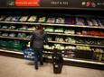 Een winkelier in een Aldi in de buurt van Altrincham, Engeland - foto ter illustratie.