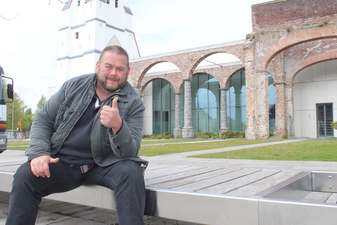 Cafébaas Michiel Claeys vol goede moed op het dorpsplein van Waarschoot. Zondag start de opbouw van Summer pop-up Lievegem.