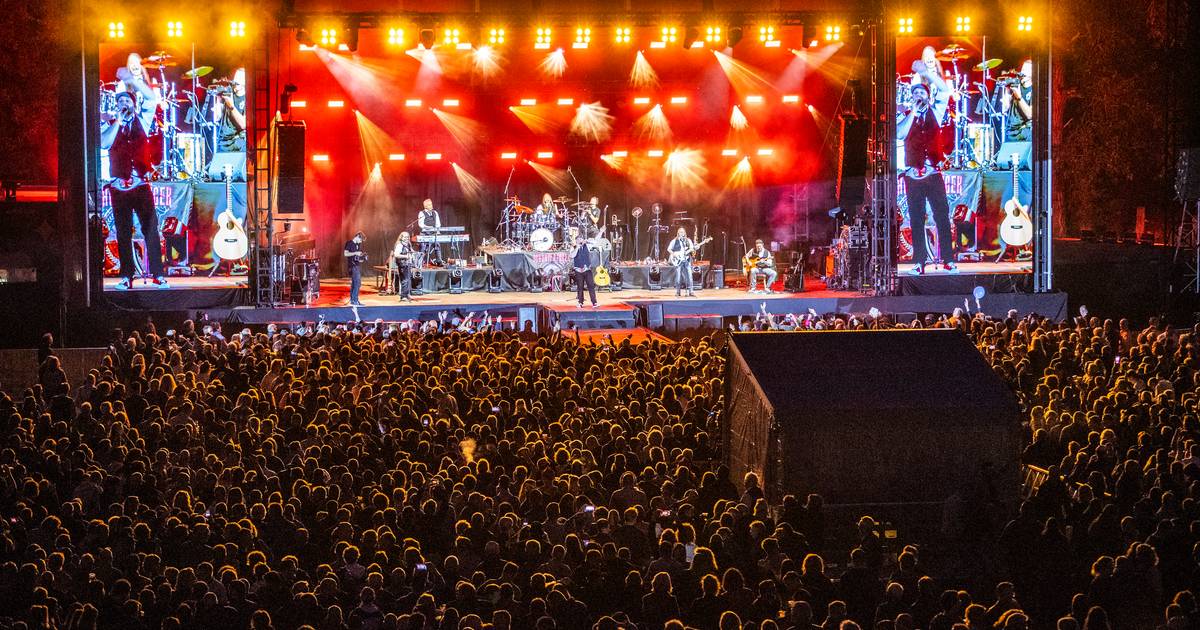 2,5 uur ‘aan één toer door’ genieten van de Schürzenjäger: dit was Denekamp Open Air