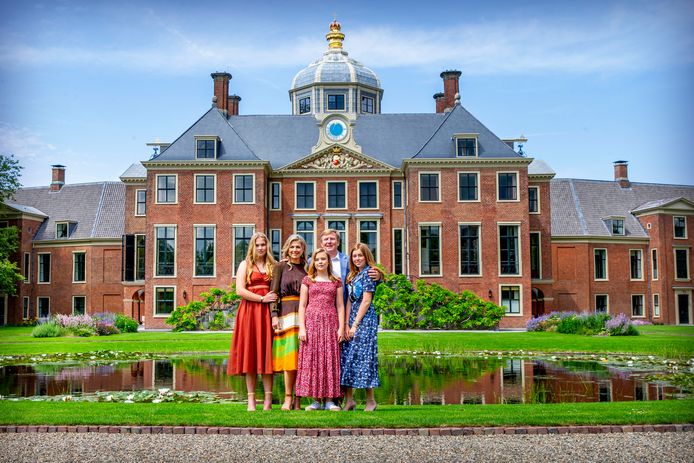 De Nederlandse koninklijke familie voor Huis ten Bosch, waar ze wonen.