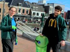 Fieke (15) en Tariq (16) schonen Alphense centrum op: ‘Gooi afval gewoon in de prullenbak’

