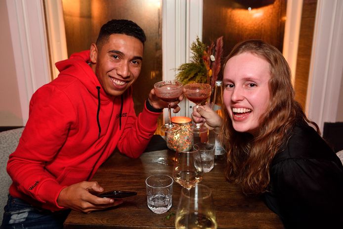 Thijs en vriendin drinken voorlopig hun laatste cocktail in De Professor op de Hof in Amersfoort.