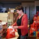 Oud-bankier Dominique Nientker helpt nu ongedocumenteerden: ‘In deze kelderbox slaapt een moeder met 2 kinderen. Ze betaalt 1400 euro huur in de maand’