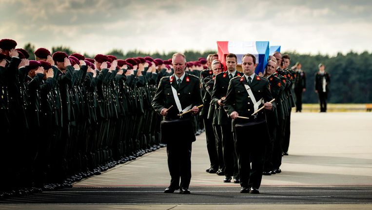 Militairen dragen in 2016 de kisten met daarin de lichamen van de omgekomen 29-jarige sergeant der 1e klasse Henry Hoving en de 24-jarige korporaal Kevin Roggeveld op vliegbasis Eindhoven. De twee blauwhelmen kwamen om het leven bij een mortierschietoefening in Mali. Beeld anp