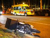 Bezorger op scooter botst achter op auto en raakt gewond in Apeldoorn