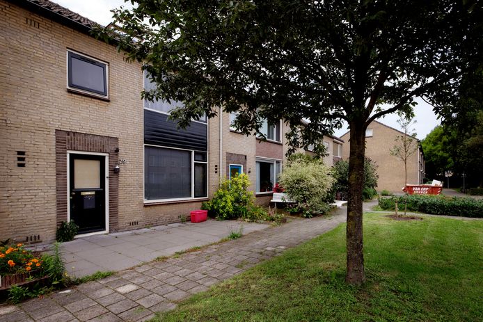 Burak Seferoglu heeft in één van deze panden in de Talmastraat arbeidsmigranten gehuisvest, maar de gemeente wil de vergunning weer intrekken.