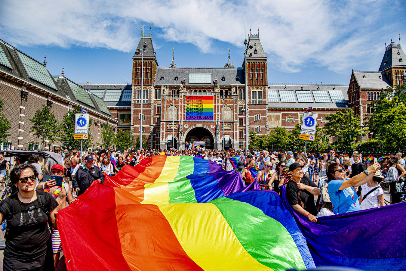 Politie pakt flyers af na heftige reacties omstanders Foto