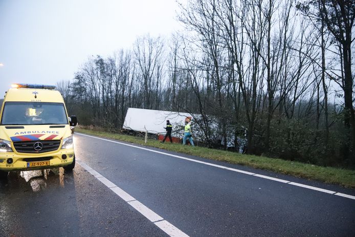 De vrachtwagen belandde in de berm langs de A77.