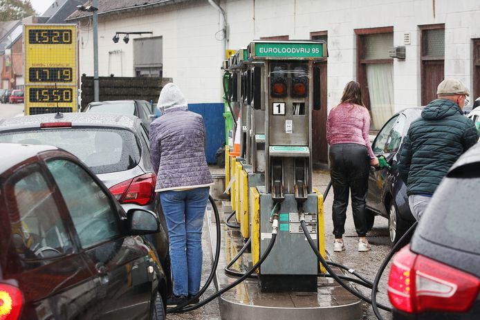Vanwege het grote verschil in benzineprijzen tanken veel Nederlanders net over de grens in Baarle.