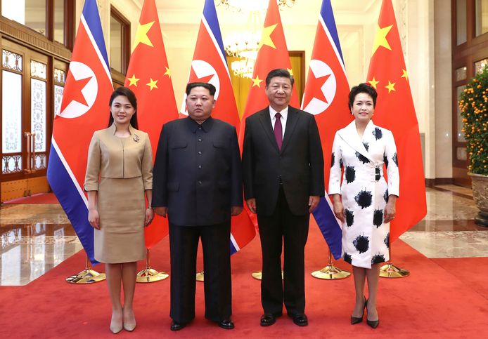 Kim Jong-un en zijn vrouw Ri Sol Ju (links) poseren samen met de Chinese president Xi Jinping en zijn vrouw Peng Liyuan (rechts). Tijdens het bezoek woonden Kim en zijn vrouw Ri Sol-ju samen met Xi en diens vrouw Peng Liyuan onder meer een banket bij in de Grote Hal van het Volk, aan het Plein van de Hemelse Vrede in Peking.