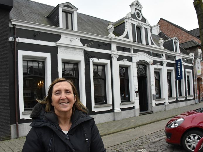 Mirella Van Aart voor haar nieuwe etablissement.