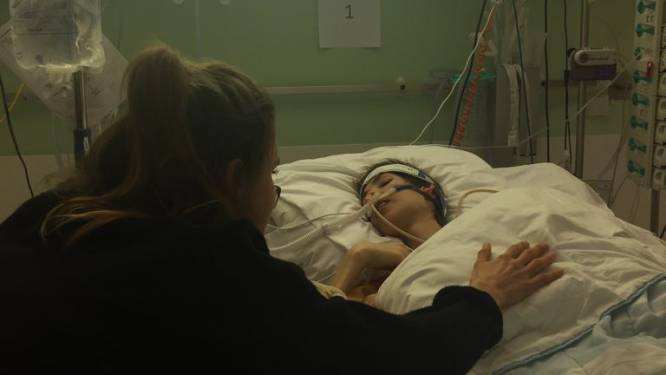 Stephanie weegt nog maar 30 kilo en is meer dood dan levend als haar vriendin aanbelt (en haar leven redt)