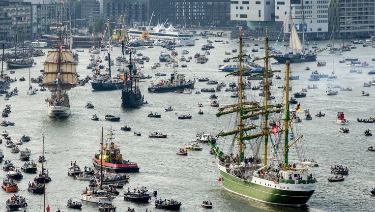 De Tall Ships verlaten op de laatste dag van het evenement gezamenlijk SAIL Amsterdam Beeld anp