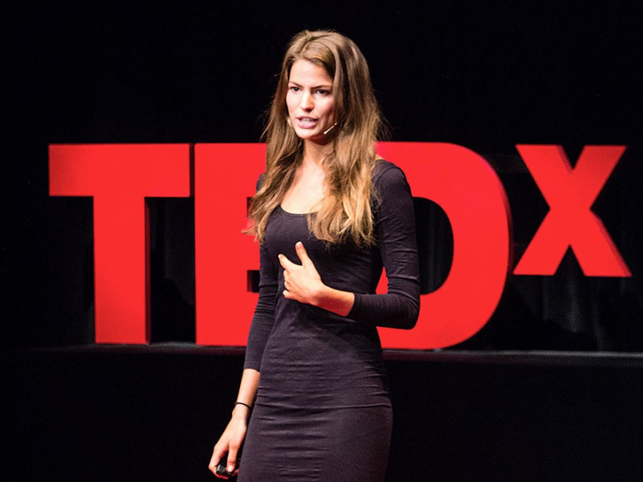 The female speaker. Кэмерон Рассел Ted. Женщина спикер на сцене. Женщина выступления Тед. Модель Ted.