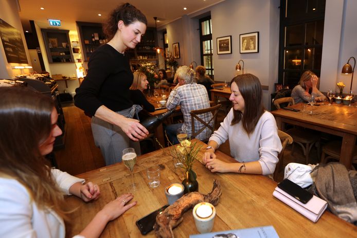 Verwacht bij Dames Pellens geen ober in kostuum, maar juist een informele sfeer.