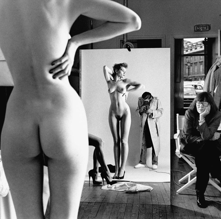 Favoriet beeld van Harry Gruyaert: Helmut Newton, Self-portrait with wife and models, Vogue studio, 1981, Paris Beeld Helmut Newton