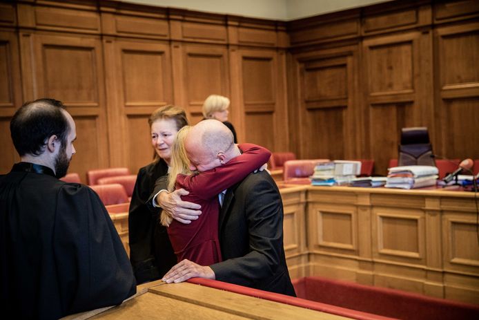 Kris Permentier valt na de uitspraak in de armen van zijn dochter.