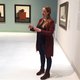 De conservator snakt naar dwalen door een museum