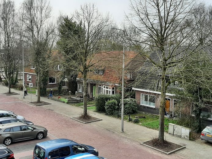 De westkant van de Markt in Nijverdal wordt al jaren omschreven als een ‘rotte kies’. Het blijft onduidelijk wat hiermee op korte termijn gaat gebeuren.