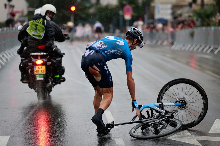 Imanol Erviti raapt zijn fiets op van het natte wegdek. Beeld BELGA