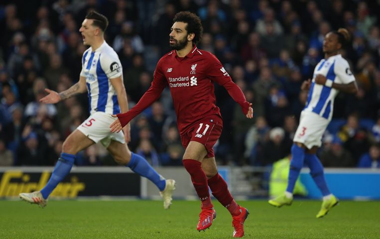Mohamed Salah van Liverpool viert de overwinning nadat hij een doelpunt heeft gemaakt tegen Brighton.   Beeld EPA