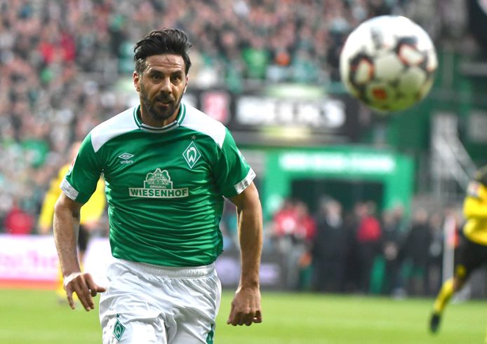 Bremen's Peruvian forward Claudio Pizarro plays the ball during the German first division Bundesliga football match Werder Bremen v BVB Borussia Dortmund in Bremen, northern Germany on May 4, 2019. (Photo by PATRIK STOLLARZ / AFP) / RESTRICTIONS: DFL REGULATIONS PROHIBIT ANY USE OF PHOTOGRAPHS AS IMAGE SEQUENCES AND/OR QUASI-VIDEO