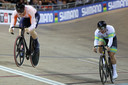 Harrie Lavreysen met Matthew Richardson tijdens de finale van de sprintfinale op het WK.