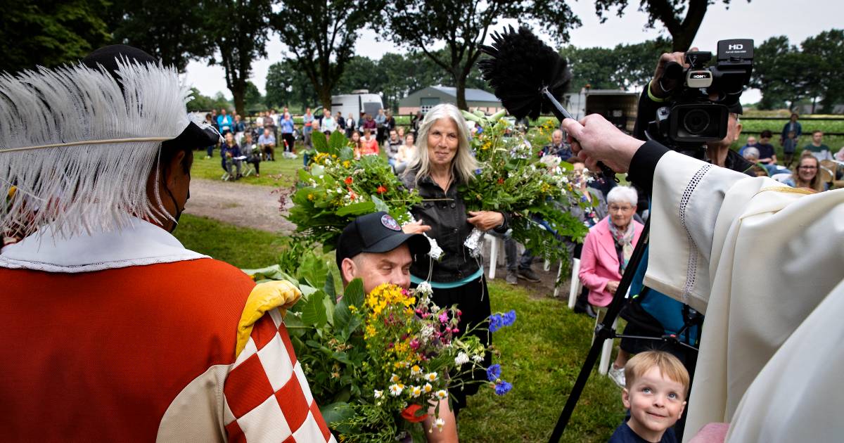 Bisschop wijdt in Leenderstrijp Sint Janstrossen; zo’n bloemenslinger boven je deur houdt het onheil