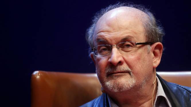 
Literair agent: Rushdie is van beademing gehaald en kan weer spreken