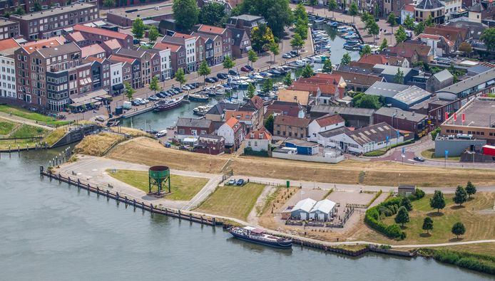 Zo zag het er eerst uit aan het Spuifront, toen het nog Mebin-terrein was.