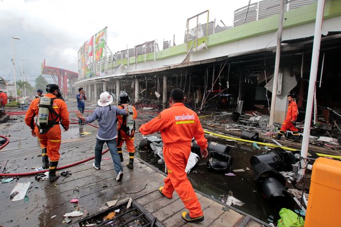 Bij twee bomaanslagen op een Thaise supermarkt in Pattani zijn zestig mensen gewond geraakt.