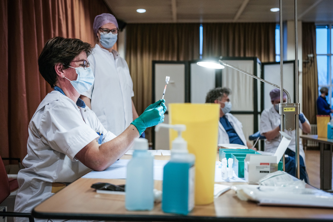 Medewerkers van het Slingeland Ziekenhuis in Doetinchem maken vaccinaties klaar tegen corona.