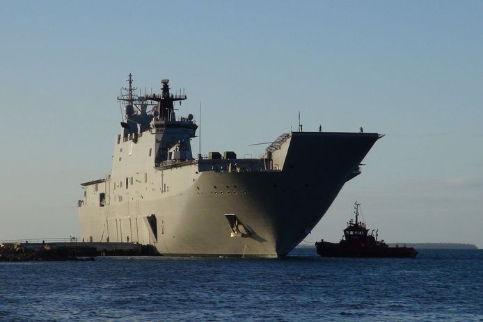 Het Australische marineschip 'HMAS Adelaide' aangemeerd aan de haven bij de hoofdstad van Tonga, Nuku’alofa.