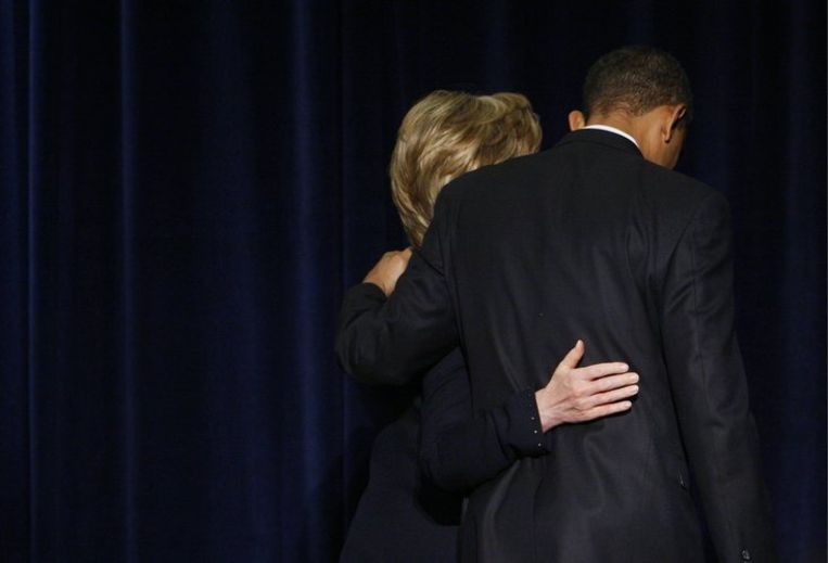 Barack Obama en Hillary Clinton verdwijnen in de coulissen, nadat de komende president zijn 'veiligheidsteam' bekend heeft gemaakt. Foto AP/Charles Dharapak Beeld 